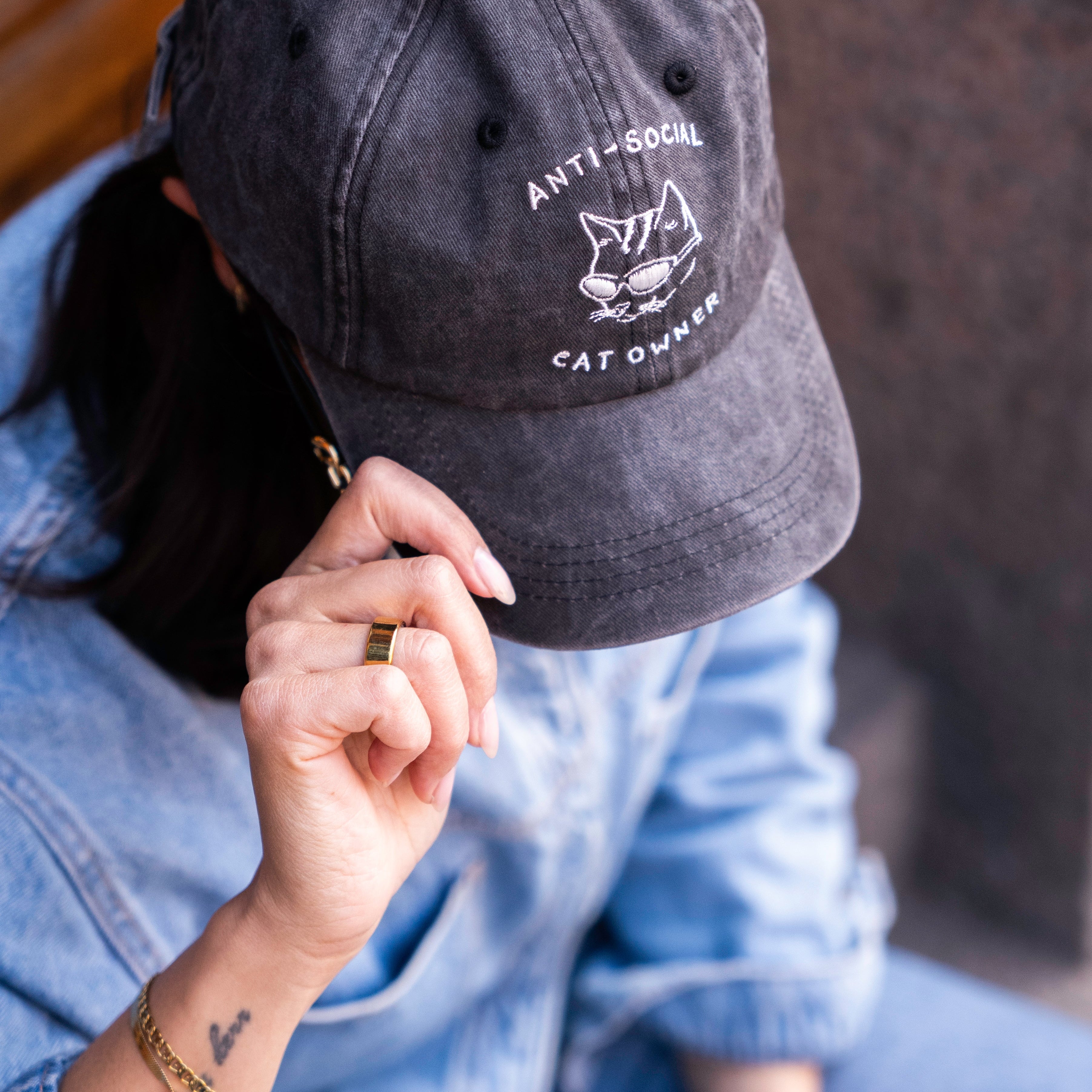 Zwarte denim pet - Logo "Anti-Social Cat Owner" 