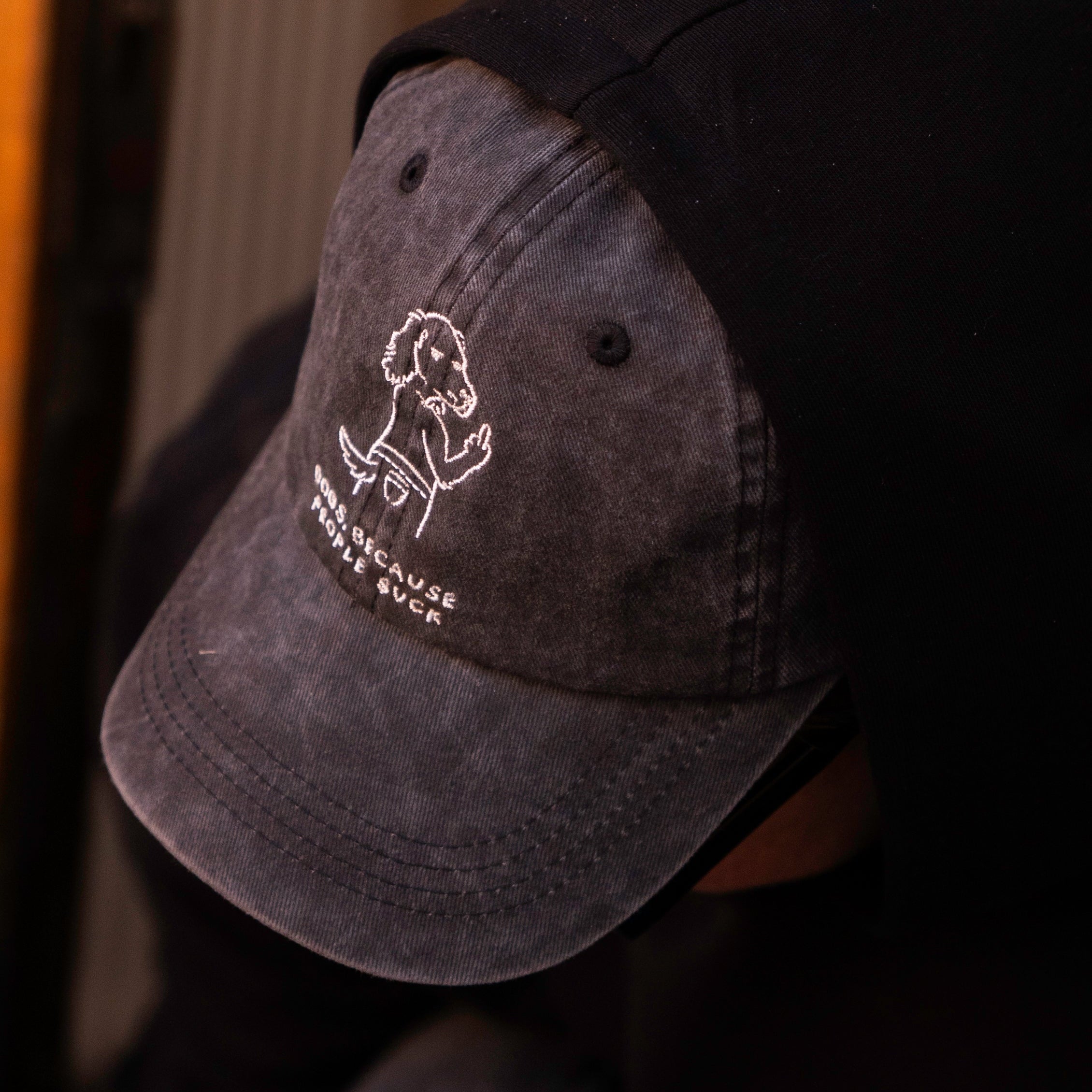 Zwarte denim pet - Logo "Dogs. Because People Suck" 