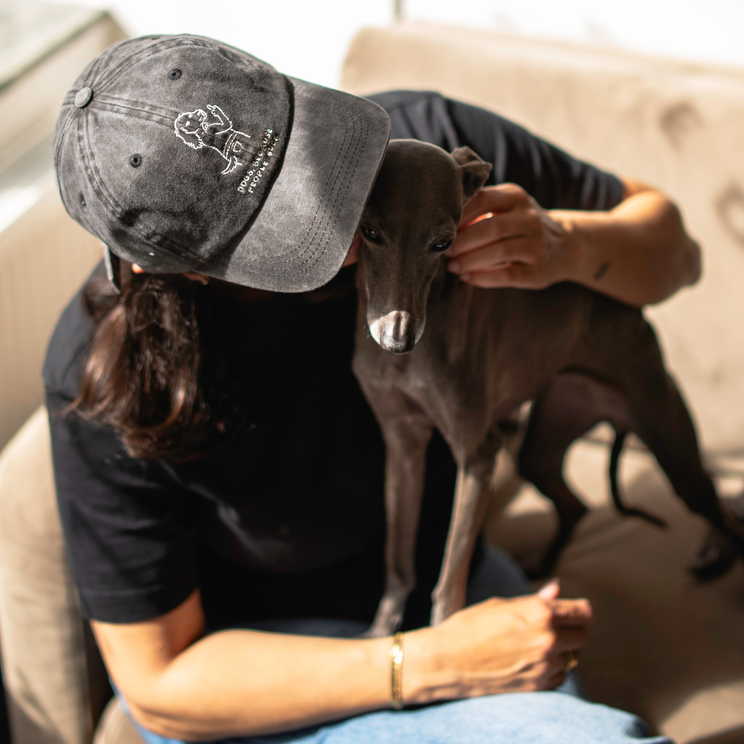 Zwarte denim pet - Logo "Dogs. Because People Suck" 
