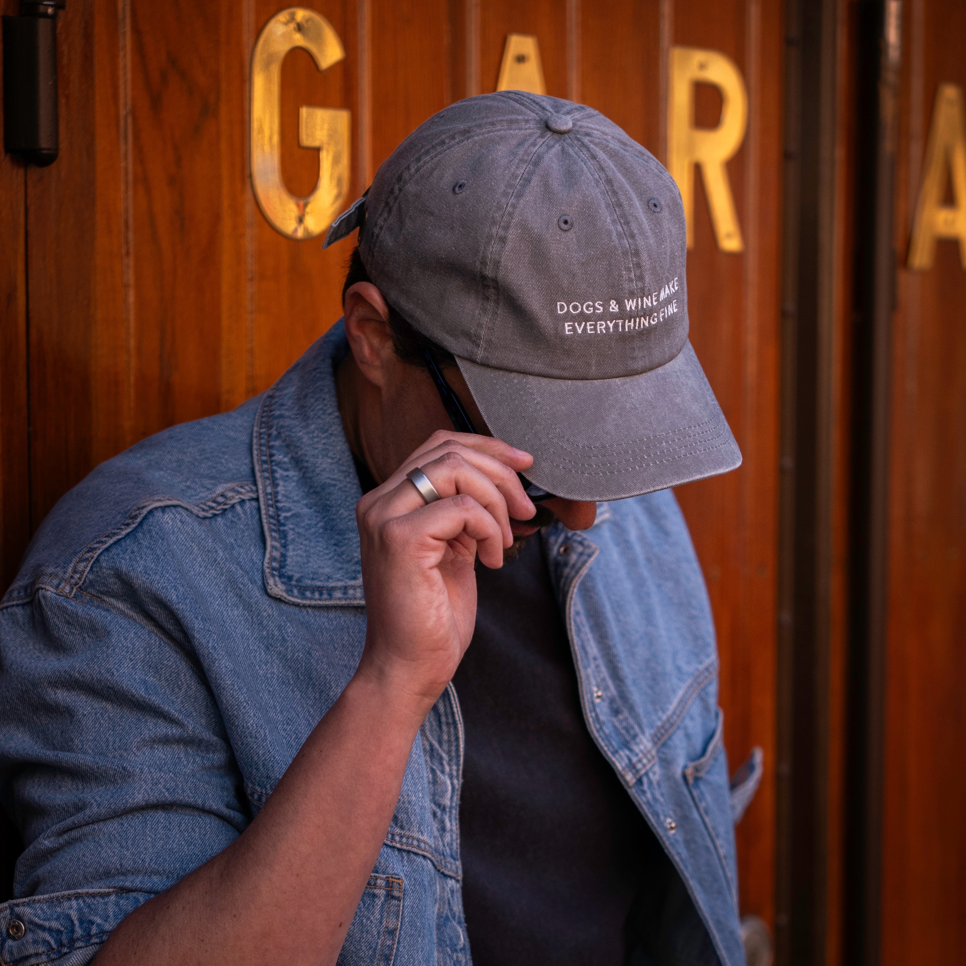 Grijze denim pet - Dogs & Wine Make Everything Fine 