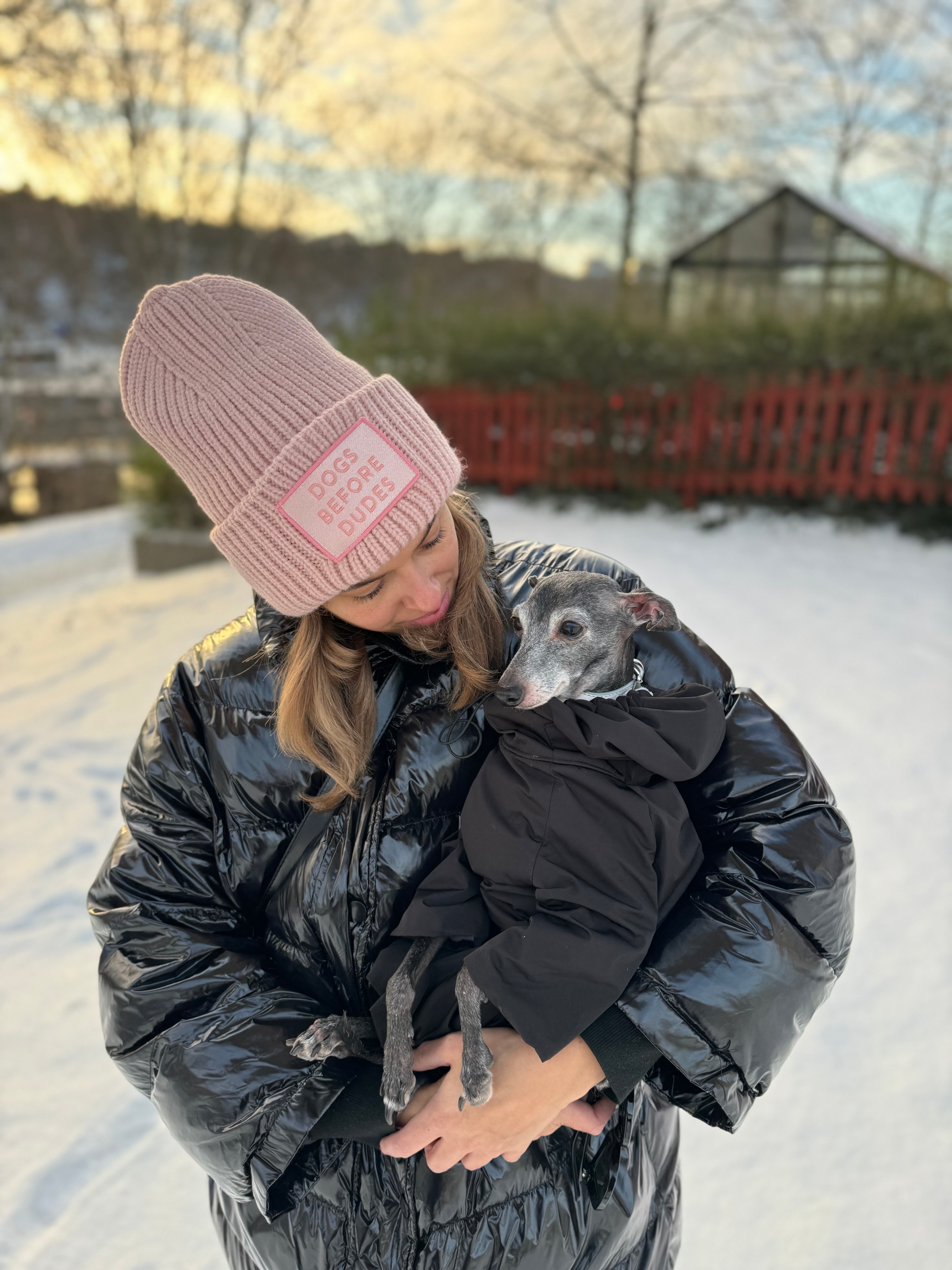 Roze wollen muts - Dogs Before Dudes